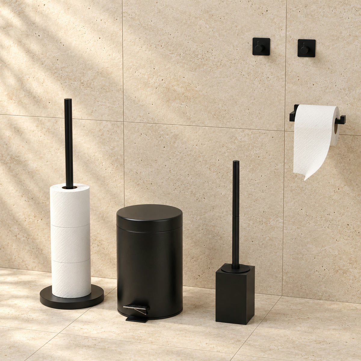 5-Delige Zwarte Vierkante Toiletset - Staande Toiletrolhouder voor 5 Rollen & Extra Dunne Zelfklevende Toiletrolhouder - Toiletborstelhouder, Prullenbak & Muurhaken
