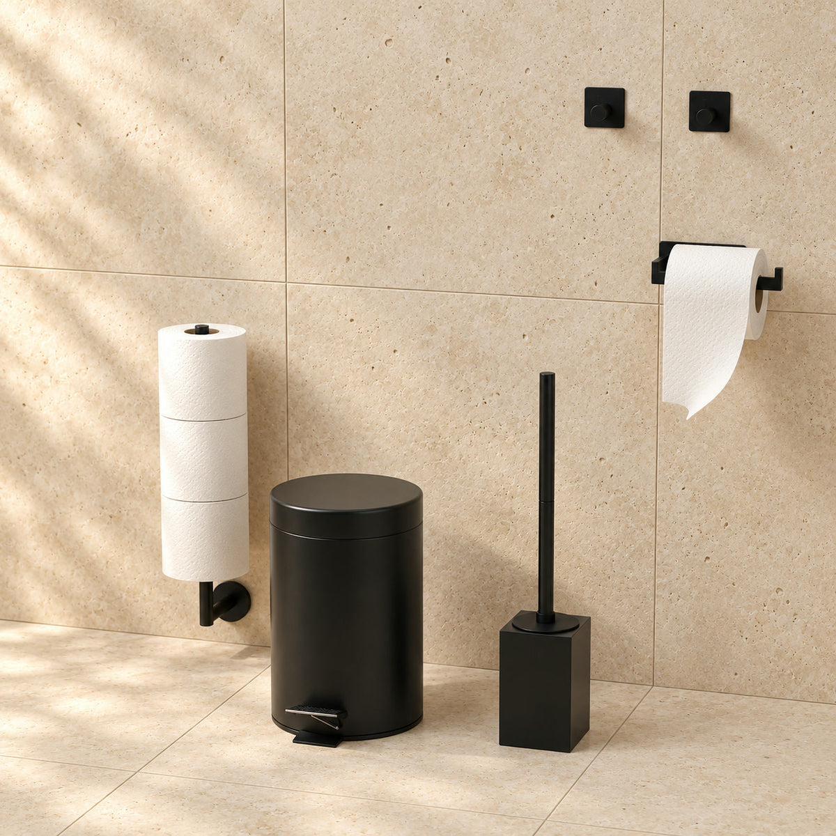 5-Delige Zwarte Vierkante Toiletset - Wandgemonteerde Toiletrolhouder voor 3 Rollen & Zelfklevende Toiletrolhouder - Toiletborstelhouder, Prullenbak & Muurhaken
