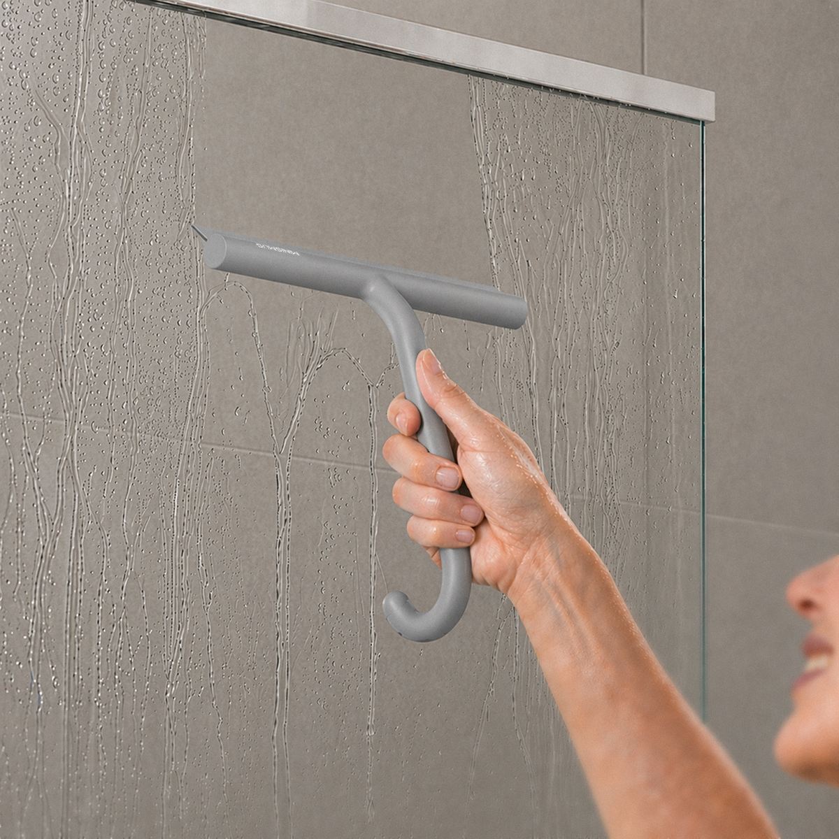Bathroom Squeegee with Built-In Hook and Durable Silicone Blade, 21cm